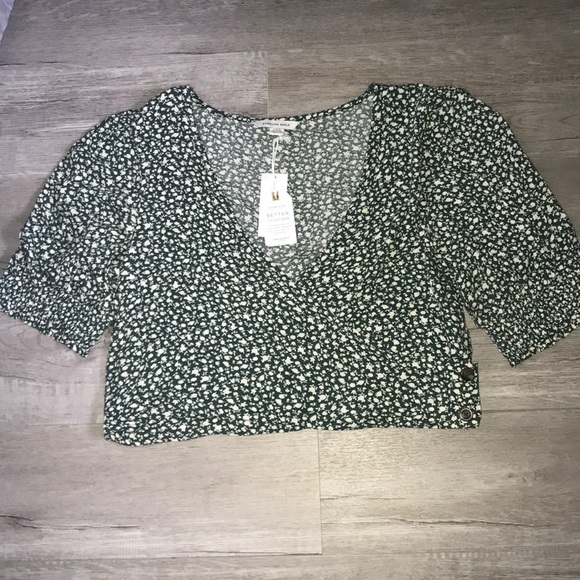 Cute green & cream crop top - Picture 3 of 6